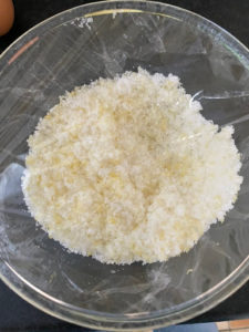 : Bol de sucre en poudre + zestes mélangés et recouverts de film alimentaire